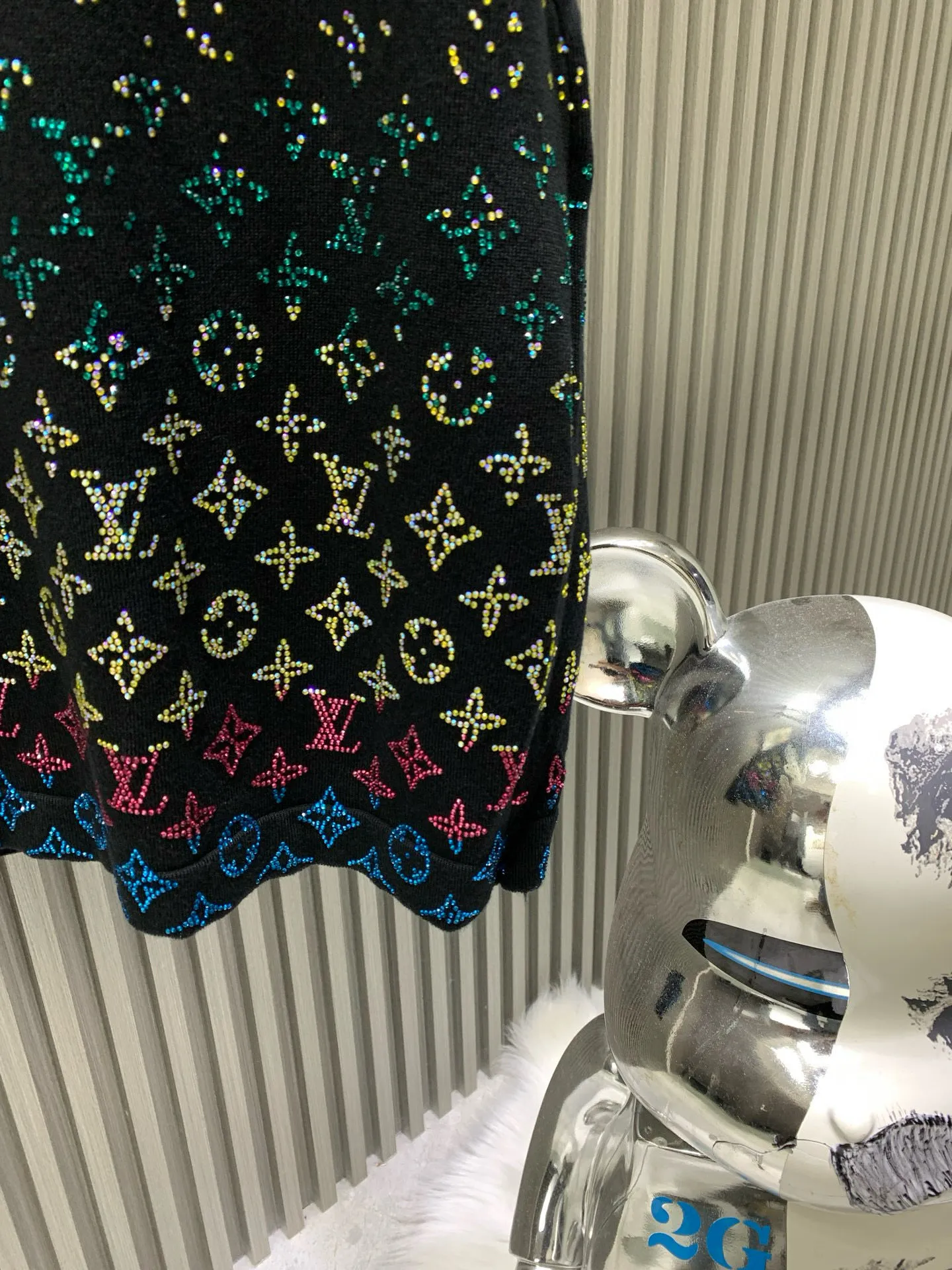 🅿️290 🀄️ Louis Vuitton Louis Vuitton 2025 new style hot diamond knitted short sleeves ⚠️Original purchase ¥18,650 Fine needle cotton knitting Standard version #Imported fine yarn wool fabric piece 14s fine needle siro spinning technology is used to make the fabric piece. Fine yarn is used as the material. The imported material used is woven on a jacquard loom imported from Germany. This technology makes the yarn more uniform and smooth. Thereby increasing the comfort and durability of the fabric. Due to the use of high-quality yarn and advanced spinning technology, the texture of this sweater is very delicate and soft to the touch. It is made of linen embroidery thread combined with encrypted processing. The embroidery body has a subtle matte visual texture and the effect is three-dimensional and full. The smaller the rhinestone, the more sophisticated the requirements. It uses imported materials and is more flexible and glossy than ordinary rhinestones. The stitches are clear and smooth and have a three-dimensional texture effect. Its version design has some unique features such as concise lines. The fitted cut and signature neckline are both comfortable and durable, while also accentuating the wearer's neck. It can show off the wearer's wrist lines and add a sense of sophistication and neatness.